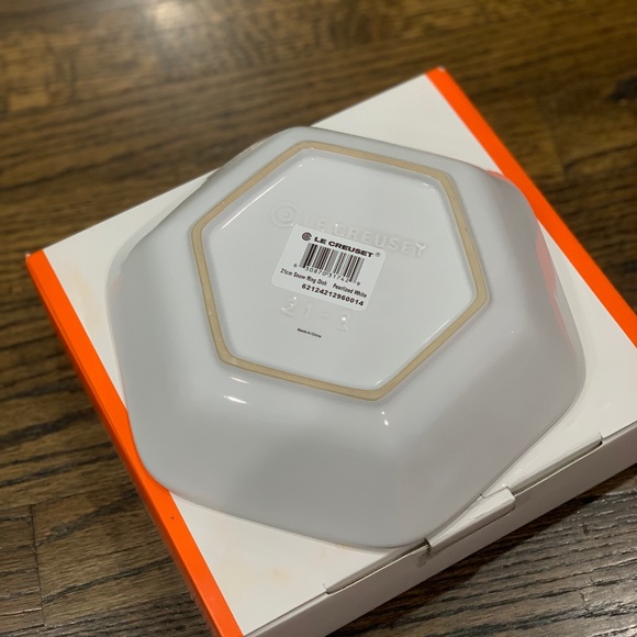 New Le Creuset Pearlized White Snow Ring Dish 21cm - Picture 3 of 4